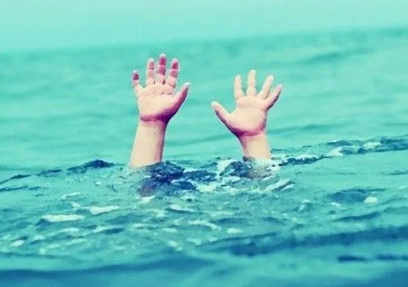 Вчительці, чий учень потонув у басейні на Закарпатті, оголосили про підозру