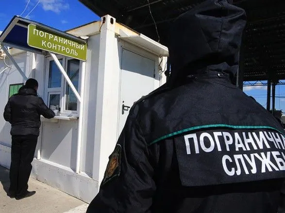 Двух украинцев задержали в Крыму
