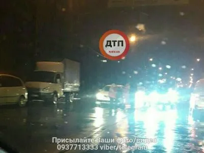 У Києві таксист збив жінку на пішохідному переході