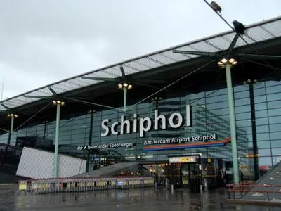 В аеропорту Амстердама поліція зі стріляниною затримала озброєного чоловіка