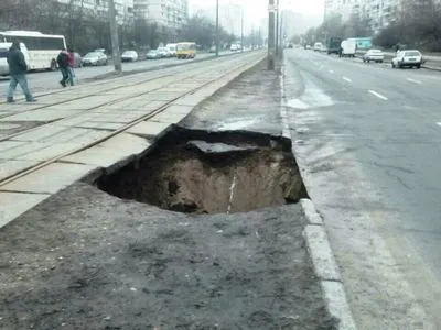 Несколькометровый провал земли в Киеве произошел из-за коррозии трубы