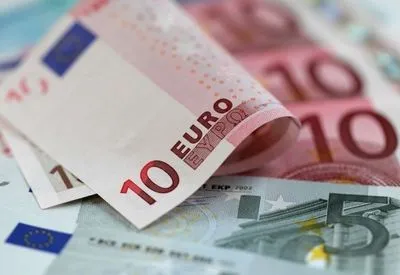 Евро в обменниках перевалило за 33 гривны