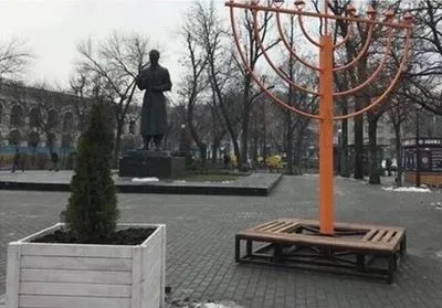 Коммунальщики счистили свастику с ханукального светильника в Киеве