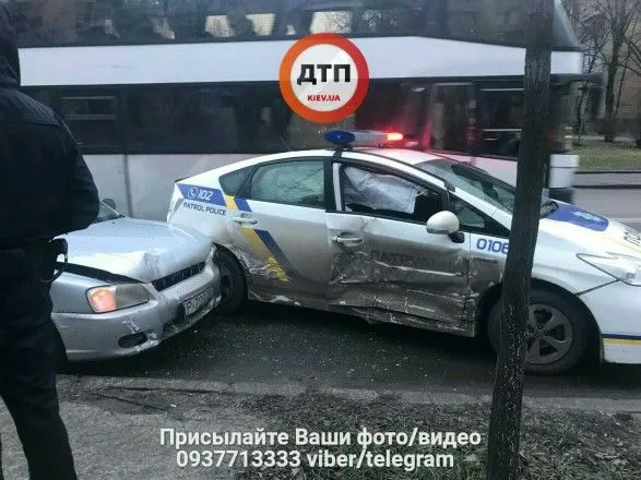 У Києві водій Uber врізався в поліцейський автомобіль