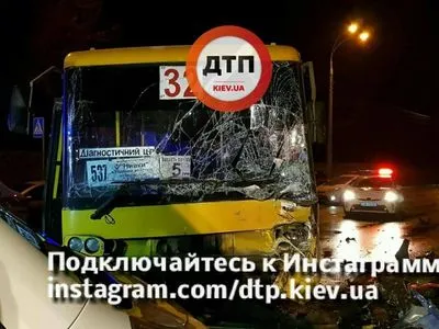 У Києві маршрутка врізалася в мікроавтобус: є постраждалі