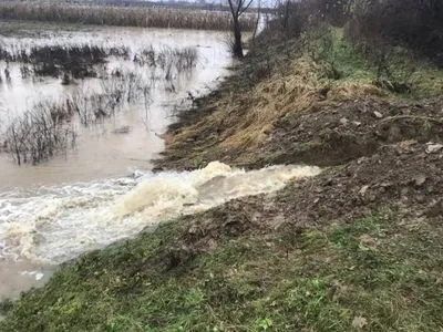 За полтора часа в Закарпатской области подтопило еще 500 га угодий