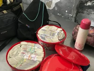 Украинец хотел вывезти в Польшу 110 тыс. фунтов и злотые в коробках из-под конфет