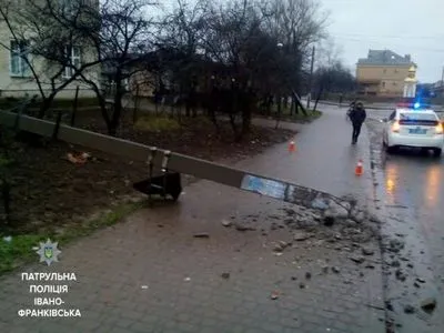 Водитель на маршрутке в Ивано-Франковске снес три электроопоры и сбежал