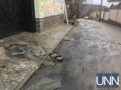 Возле "дома Ставицкого" в Киеве неизвестные жгли шины