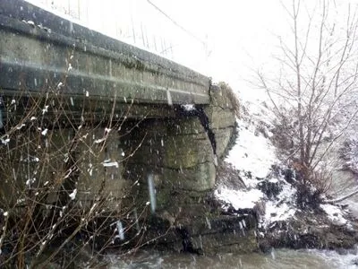 Паводок в Закарпатской области повредил бетонный мост