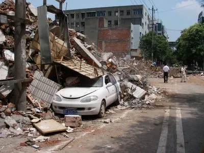 В результате мощного землетрясения в Индонезии погибли 2 человека
