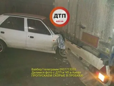 В Киеве авто врезалось в грузовик: есть пострадавший