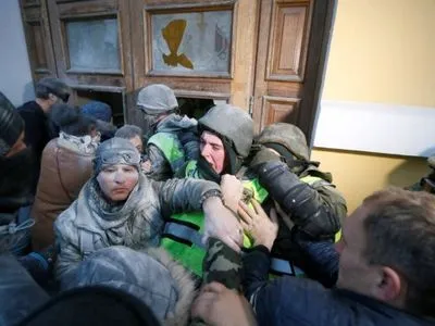 60 нацгвардийцев пострадали в результате столкновений под Октябрьским дворцом в Киеве