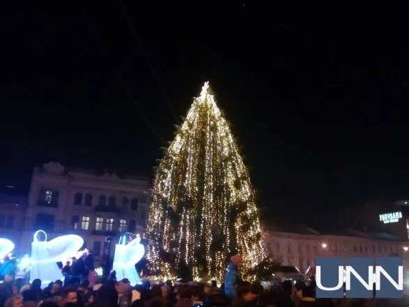 Во Львове торжественно зажглась главная елка города