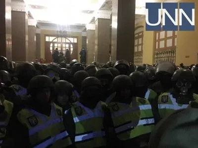 В результате столкновений в Октябрьским дворцом пострадали 32 правоохранителя