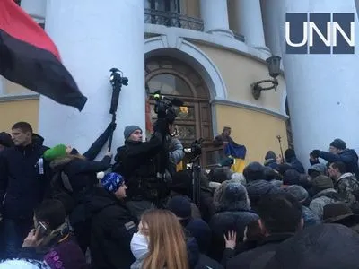 Сторонники Саакашвили штурмуют здание, где происходит детский концерт