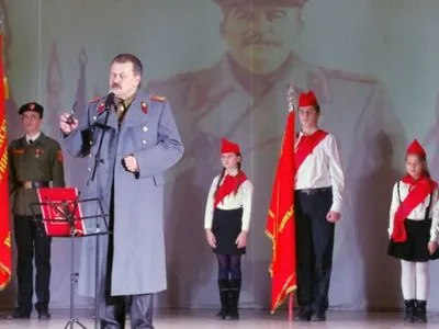 В окупованому Севастополі комуністи прийняли дітей в піонери і хором заспівали "Поверніть Сталіна"