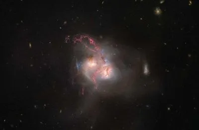 Hubble сделал снимок длительного слияния двух галактик