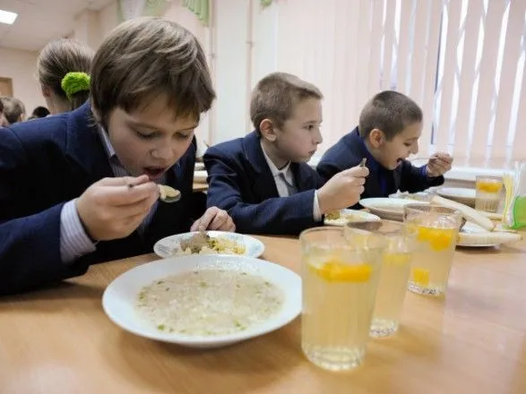 Украинцы просят Президента решить проблемы питания детей в школах