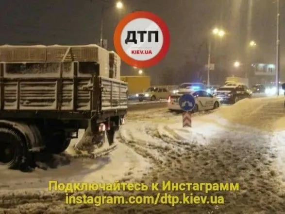 В Киеве грузовик с кирпичом перекрыл три полосы движения