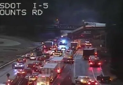 В США пассажирский поезд упал с моста на шоссе