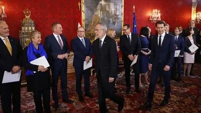Новое коалиционное правительство Австрии принесло присягу