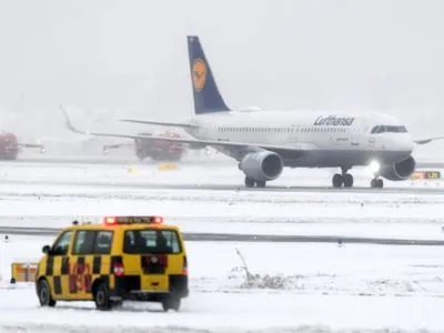 Крупнейший немецкий аэропорт отменил 170 авиарейсов из-за снегопада