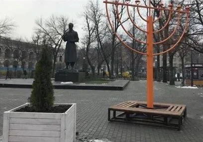 Полиция проверяет факт надругательства над ханукальным светильником в Киеве