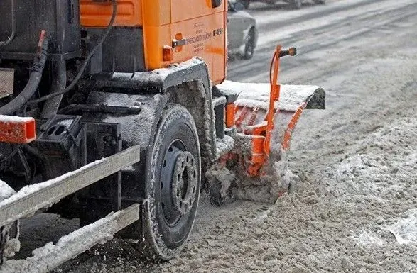 На расчистку дорог в Киеве отправили 450 снегоуборочных машин