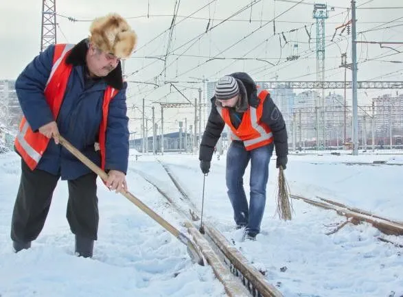 Снежные заносы: около 1,8 тыс. железнодорожников сегодня расчищали пути и платформы