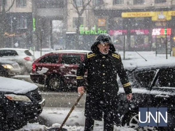 К уборке Киева после снегопада привлекли военных