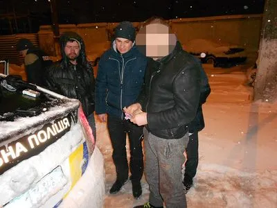 Київські поліцейські затримали чоловіка за розбій та викрадення іноземця