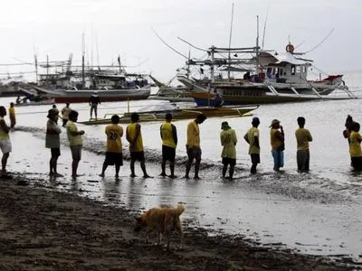 На Філіппінах перевернувся паром з 251 людиною на борту, є загиблі