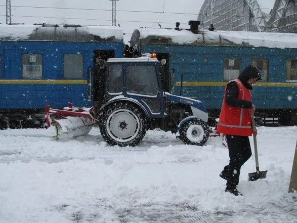За минувшие сутки с железной дороги вывезли почти 17 тыс. куб. м снега