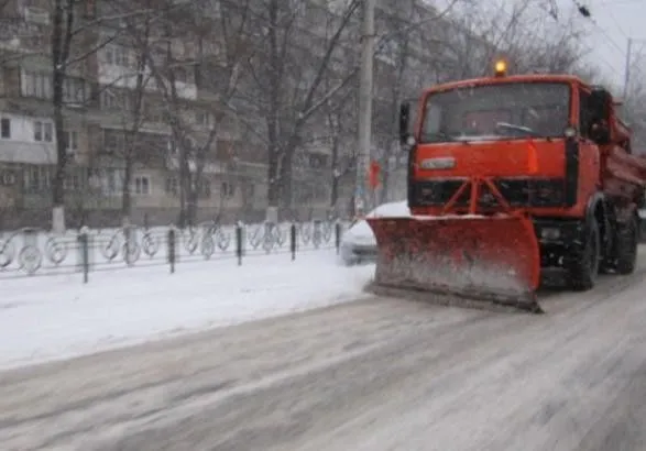 Водителей в Киеве попросили убрать машины с обочины для вывоза снега