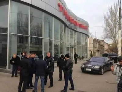 Стрельба в Одессе: один из участников конфликта забаррикадировался внутри автосалона