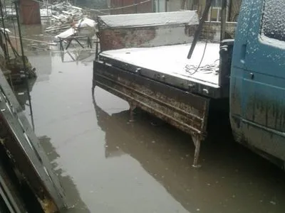 У Кропивницькому затопило вулицю після ремонтних робіт комунальників
