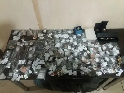 Жінка намагалася ввезти на окупований Донбас коштовностей на 200 тис. грн