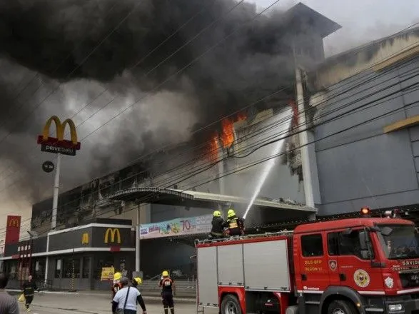 Пожарные нашли одно тело в горящем торговом центре на Филиппинах