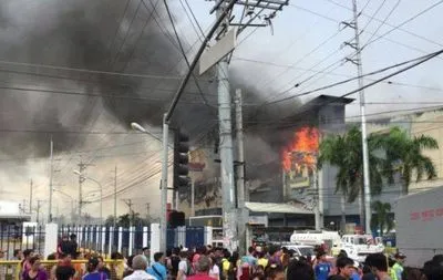 Пожар в торговом центре на Филиппинах заблокировал в здании 37 человек