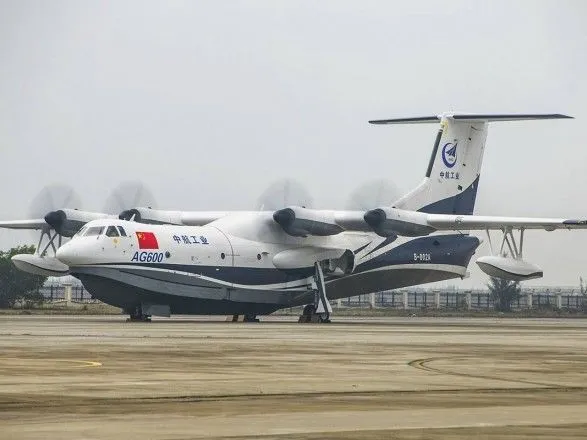 ЗМІ: найбільший у світі літак-амфібія AG600 здійснив перший політ в Китаї