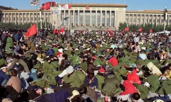 Депеша: на площади Тяньаньмэнь в 1989 году погибло 10 тысяч человек
