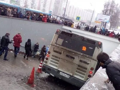 З'явилося відео того, як автобус в Москві влетів у підземний перехід