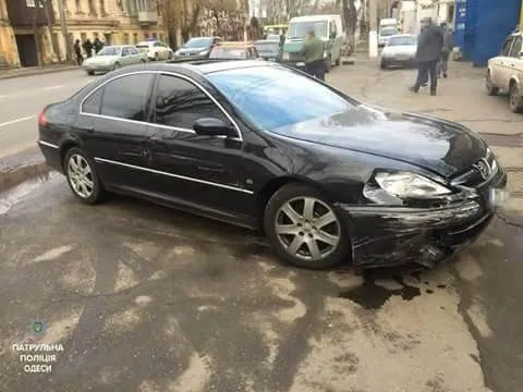В Одессе пьяный водитель пытался заехать на авто в супермаркет