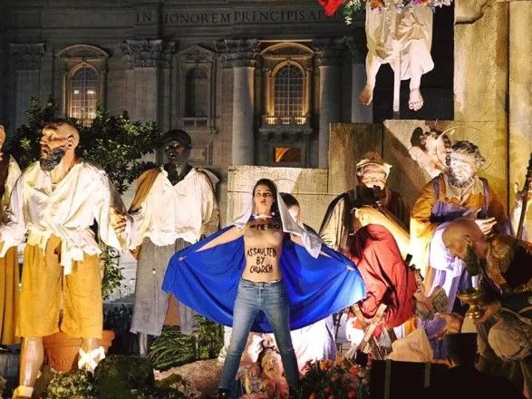Активистка Femen обнажилась во время рождественской мессы Папы Римского