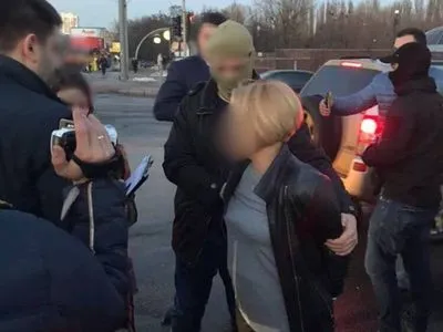 Правоохранители в столице задержали женщину-чиновника, получившего взятку в виде иномарки