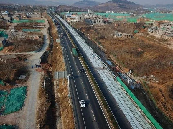 У Китаї будують прозорі дороги, які будуть заряджати електрокари