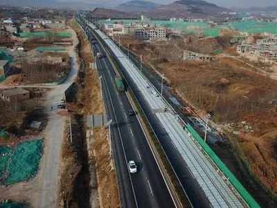 В Китае строят прозрачные дороги, которые будут заряжать электрокары