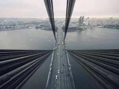 Рух транспорту Південним мостом у Києві частково обмежать