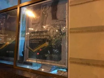 Во Львове неизвестные побили окна в отделении Сбербанка